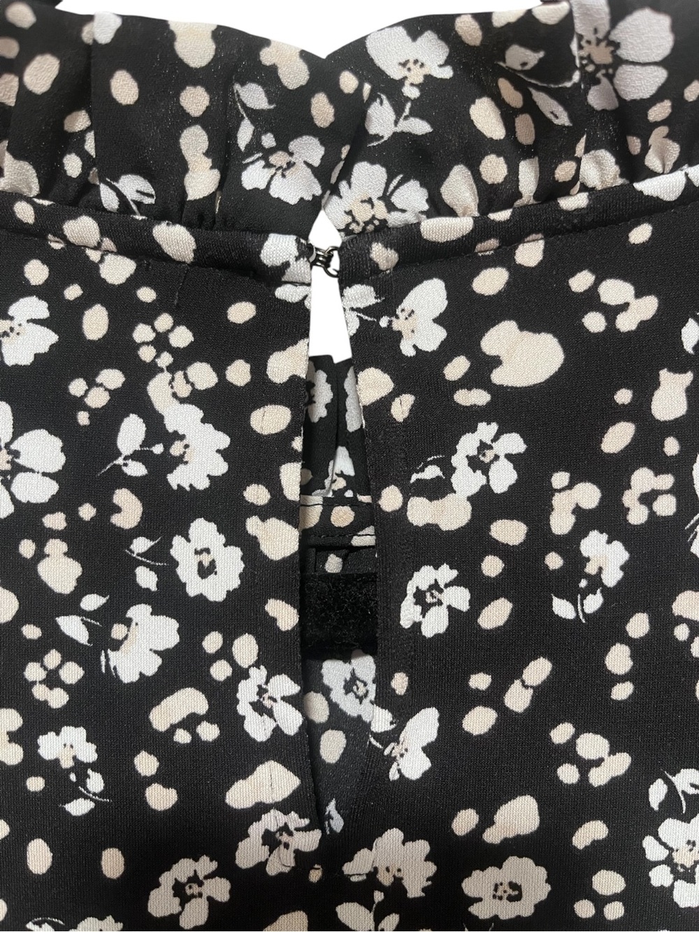 Ann Taylor Factory XXL Black White Floral Ruffle Neck Sleeveless Blouse - Picture 4 of 8